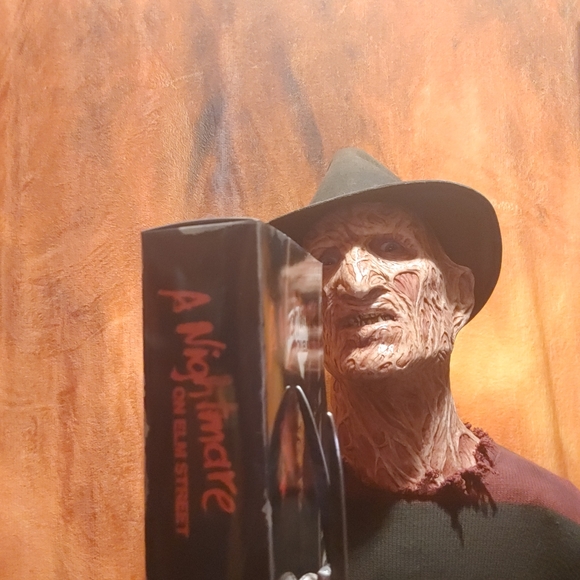 Neca NES Freddy Krueger figure - Picture 3 of 5